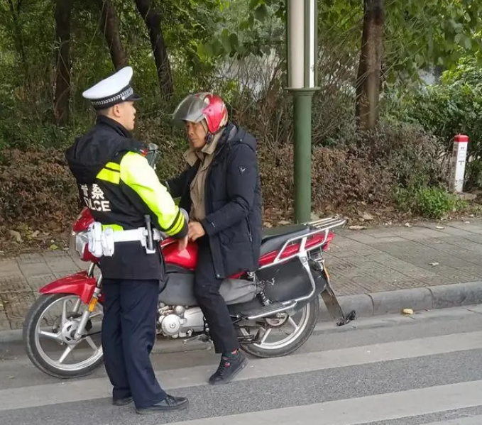 查處酒駕，只為大家的出行保駕護(hù)航